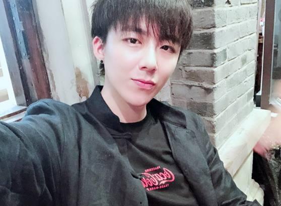 抖音男扮女的网红吃瓜,揭秘网络红人的真实生活